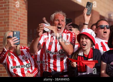 Die Fans von Sunderland warten darauf, dass die Spieler vor der Sky Bet Championship im Halbfinale, dem zweiten Legspiel im Stadium of Light, Sunderland, ankommen. Bilddatum: Dienstag, 13. Mai 2025. Stockfoto