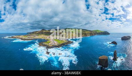 Luftaufnahme des Dorfes Mosteiros auf der Insel Sao Miguel, Azoren Archipel, Portugal Stockfoto