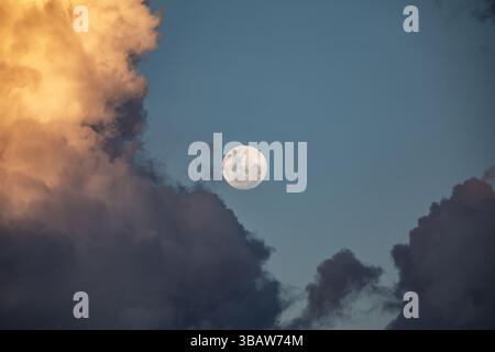 Spektakuläre und erstklassige Fotos des Vollmondes Stockfoto