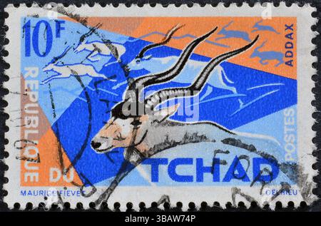 Gestempelte Briefmarke von Tschad, die Addax (Addax nasomaculatus) zeigt, um 1965. Stockfoto