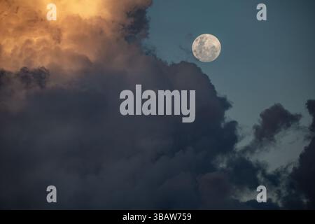 Spektakuläre und erstklassige Fotos des Vollmondes Stockfoto