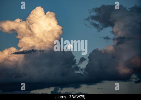 Spektakuläre und erstklassige Fotos des Vollmondes Stockfoto