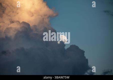 Spektakuläre und erstklassige Fotos des Vollmondes Stockfoto
