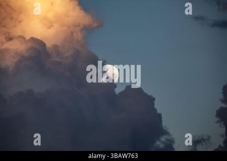 Spektakuläre und erstklassige Fotos des Vollmondes Stockfoto