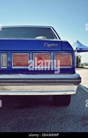 Nahaufnahme der Rückansicht des Classic Blue Chevrolet Caprice mit Vintage-Schlusslichtern und Chrom-Stoßfänger auf der Car Show Stockfoto