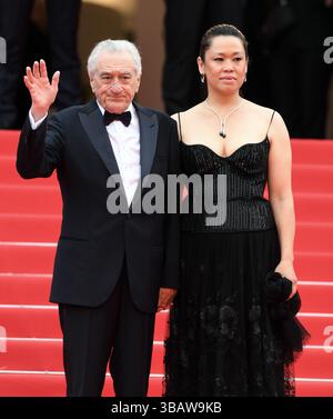Cannes, Frankreich. Mai 2025. Der amerikanische Schauspieler Robert de Niro und der chinesische Kampfsportlehrer Tiffany Chen nehmen am Dienstag, den 13. Mai 2025, an der Eröffnungszeremonie des 78. Filmfestivals in Cannes Teil. Foto: Rune Hellestad/ Credit: UPI/Alamy Live News Stockfoto