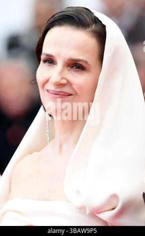 Cannes, Frankreich. Mai 2025. Die französische Schauspielerin Juliette Binoche nimmt am Dienstag, den 13. Mai 2025, an der Eröffnungszeremonie der 78. Filmfestspiele in Cannes Teil. Foto: Rune Hellestad/ Credit: UPI/Alamy Live News Stockfoto