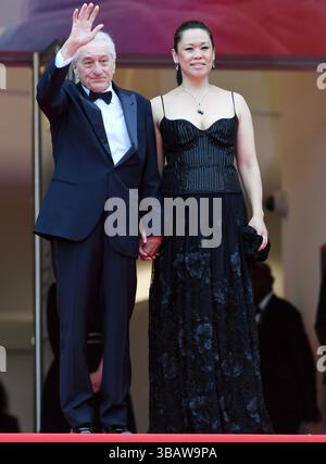 Cannes, Frankreich. Mai 2025. Der amerikanische Schauspieler Robert de Niro und der chinesische Kampfsportlehrer Tiffany Chen nehmen am Dienstag, den 13. Mai 2025, an der Eröffnungszeremonie des 78. Filmfestivals in Cannes Teil. Foto: Rune Hellestad/ Credit: UPI/Alamy Live News Stockfoto
