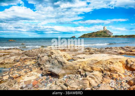 Fabelhafte Aussicht auf den alten spanischen Turm des Coltellazzo-Leuchtturms Saint Efisio an der archäologischen Stätte Nora. Lage: Nora, Pula, Sardinien, Italien E Stockfoto