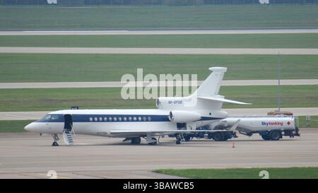München, 11. Oktober 2015: Dassault Falcon 7X betankt auf dem Tarmac Stockfoto
