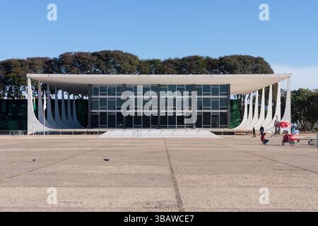 Oberster Bundesgerichtshof in Brasília, Symbol der Gerichtsmacht in Brasilien. Moderne institutionelle Architektur mit klarem Himmel. Stockfoto