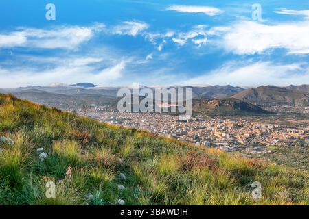 Fantastischer Blick auf Bagheria Stadt und Nationalpark Orientata Pizzo Cane. Standort: Bagheria, Provinz Palermo, Sizilien, Italien, Europa Stockfoto