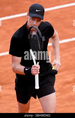 Rom, Italien. Mai 2025. Jannik Sinner von Italien feiert am 13. Mai 2025 im Foro Italico in Rom, Italien, gegen Francisco Cerundolo aus Argentinien. Quelle: Giuseppe Maffia/Alamy Live News Stockfoto