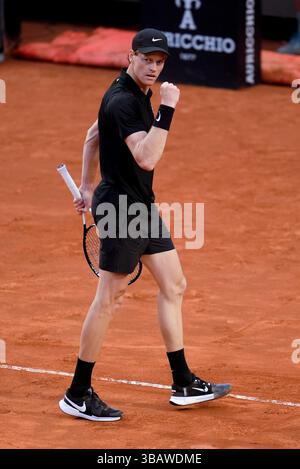 Rom, Italien. Mai 2025. Jannik Sinner von Italien feiert am 13. Mai 2025 im Foro Italico in Rom, Italien, gegen Francisco Cerundolo aus Argentinien. Quelle: Giuseppe Maffia/Alamy Live News Stockfoto