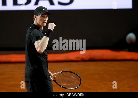 Rom, Italien. Mai 2025. Jannik Sinner von Italien feiert am 13. Mai 2025 im Foro Italico in Rom, Italien, gegen Francisco Cerundolo aus Argentinien. Quelle: Giuseppe Maffia/Alamy Live News Stockfoto