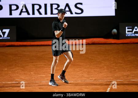 Rom, Italien. Mai 2025. Jannik Sinner von Italien feiert am 13. Mai 2025 im Foro Italico in Rom, Italien, gegen Francisco Cerundolo aus Argentinien. Quelle: Giuseppe Maffia/Alamy Live News Stockfoto