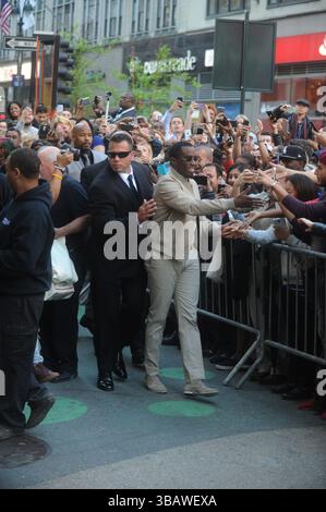 NEW YORK, NY – 06. MAI: Terry Lundgren, Cassie Ventura und Sean „Diddy“ Combs nehmen am 6. Mai 2015 an der Sean „Diddy“ Combs Fragrance Launch am Macy's Herald Square Teil Stockfoto