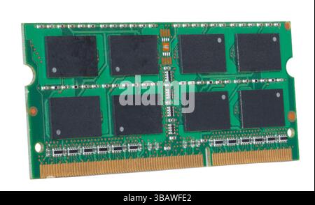 Eine echte RAM-Karte, die einmal in einem Computer installiert ist, erhöht häufig die Leistung, isoliert auf weißem Hintergrund. Stockfoto