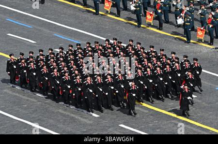 Moskau, Russland. Mai 2025. Russische Kosakensoldaten marschieren am Rezensionsstand während der jährlichen Militärparade zum Siegestag am 9. Mai 2025 in Moskau vorbei. Kreml Pool/Russische Regierung/Alamy Live News Stockfoto