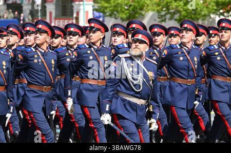 Moskau, Russland. Mai 2025. Russische Don-Kosaken-Soldaten marschieren am Rezensionsstand während der jährlichen Militärparade am 9. Mai 2025 auf dem Roten Platz in Moskau vorbei. Kreml Pool/Russische Regierung/Alamy Live News Stockfoto