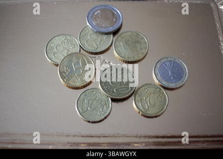 Einige Euro-Münzen auf einem goldenen Tablett Stockfoto