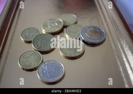 Etwas Euro-Bargeld auf einem goldenen Tablett Stockfoto