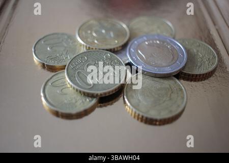 Einige Euro-Münzen auf einem goldenen Tablett Stockfoto