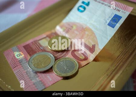 Ein paar Euro auf einem goldenen Tablett, um die Rechnung im Restaurant zu bezahlen Stockfoto