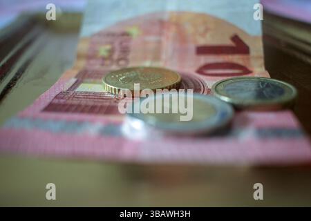 Euro-Münzen und zehn-Euro-Banknote auf einem Tablett Stockfoto