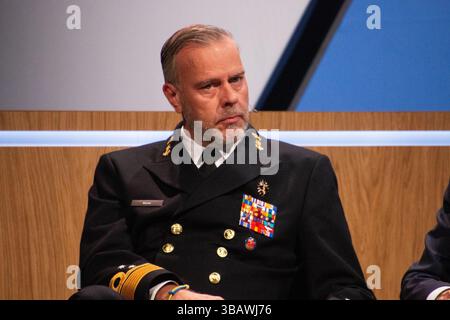 Kopenhagen, Dänemark. Mai 2025. Ehemaliger Vorsitzender des Militärkomitees von NATO-Admiral Rob Bauer auf der Hauptbühne des Kopenhagener Demokratiegipfels 2025 im Königlich Dänischen Spielhaus (Dänisch: Skuespilhuset). Der Gipfel findet vom 13. Bis 14. Mai in der dänischen Hauptstadt statt. Quelle: SOPA Images Limited/Alamy Live News Stockfoto