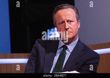 Kopenhagen, Dänemark. Mai 2025. Der ehemalige Premierminister des Vereinigten Königreichs David Cameron wurde auf der Hauptbühne des Kopenhagener Demokratiegipfels 2025 im Königlichen dänischen Spielhaus (Dänisch: Skuespilhuset) gesehen. Der Gipfel findet vom 13. Bis 14. Mai in der dänischen Hauptstadt statt. Quelle: SOPA Images Limited/Alamy Live News Stockfoto