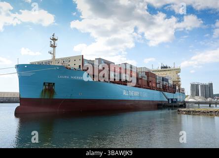 DÄNEMARK, Aabenraa havn, Betankung des Containerschiffs Laura Maersk mit erstem e-Methanol aus der Power-to-X-Anlage Kassø, der Kassoe-Anlage von European Energy und Mitsui unter Verwendung von biogenem CO2, das vor Ort in der Biogasanlage in Tønder gewonnen wird, mit dem Slogan auf dem Schiff Maersk bis Zero Stockfoto