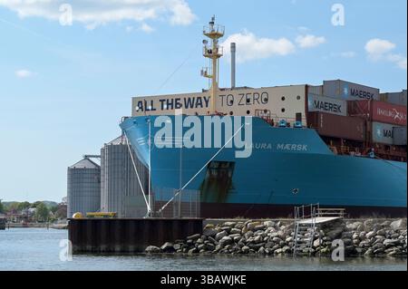 DÄNEMARK, Aabenraa havn, Betankung des Containerschiffs Laura Maersk mit erstem e-Methanol aus der Power-to-X-Anlage Kassø, der Kassoe-Anlage von European Energy und Mitsui unter Verwendung von biogenem CO2, das vor Ort in der Biogasanlage in Tønder gewonnen wird, mit dem Slogan auf dem Schiff Maersk bis Zero Stockfoto