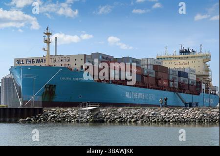 DÄNEMARK, Aabenraa havn, Betankung des Containerschiffs Laura Maersk mit erstem e-Methanol aus der Power-to-X-Anlage Kassø, der Kassoe-Anlage von European Energy und Mitsui unter Verwendung von biogenem CO2, das vor Ort in der Biogasanlage in Tønder gewonnen wird, mit dem Slogan auf dem Schiff Maersk bis Zero Stockfoto