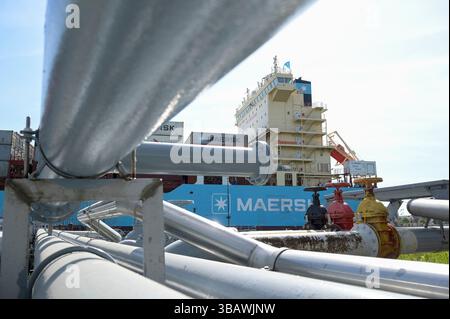 DÄNEMARK, Aabenraa HAVN betankt das Containerschiff Laura Maersk mit erstem e-Methanol aus der Kassø Power-to-X-Anlage, dem Kassoe-Werk von European Energy und Mitsui unter Verwendung von biogenem CO2, das vor Ort in der Biogasanlage in Tønder gewonnen wird Stockfoto