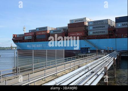 DÄNEMARK, Aabenraa havn, Betankung des Containerschiffs Laura Maersk mit erstem e-Methanol aus der Power-to-X-Anlage Kassø, der Kassoe-Anlage von European Energy und Mitsui unter Verwendung von biogenem CO2, das vor Ort in der Biogasanlage in Tønder gewonnen wird, mit dem Slogan auf dem Schiff Maersk bis Zero Stockfoto