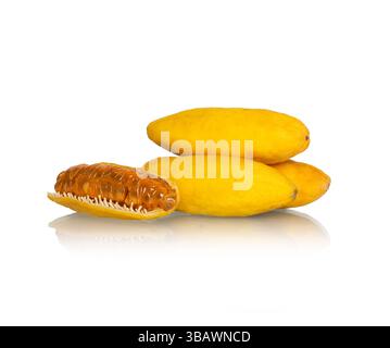 Bananen-Passionsfrucht auf weißem Hintergrund Stockfoto