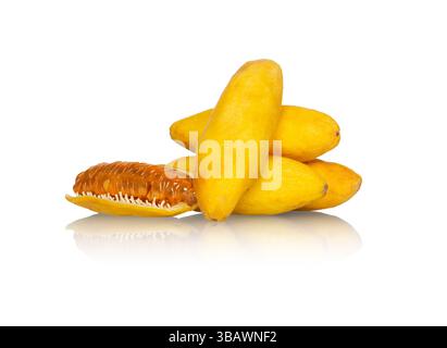 Passionsfrucht-Banane mit Ausschnitt auf weißem Hintergrund Stockfoto