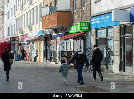 07.02.2024, Deutschland, Berlin, Berlin - Straßenszene in der Triftstraße in Wedding. 0CE240207D001CAROEX.JPG [MODELLVERSION: NEIN, EIGENSCHAFTSFREIGABE: NICHT APPLI Stockfoto