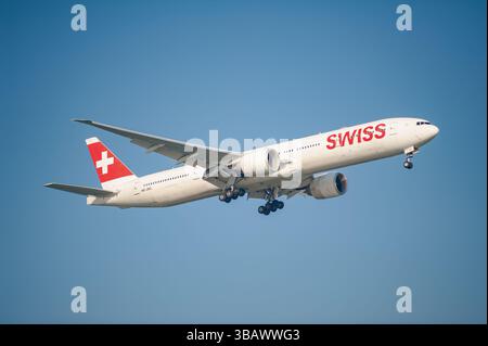 21.10.2024, Singapur, Singapur - Ein Passagierflugzeug der Swiss Airlines Boeing 777-300ER mit der Zulassung HB-JNG, im Anflug auf Changi International Ai Stockfoto