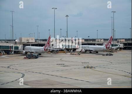 02.11.2024, Australien, Victoria, Melbourne - Boeing 737-800 Passagierflugzeuge der australischen Fluggesellschaft Virgin Atlantic Park an ihren Toren in Melbou Stockfoto