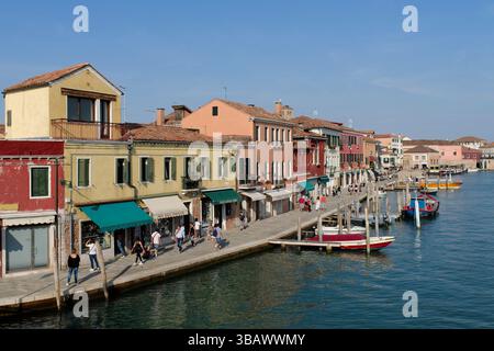 11.09.2021, Italien, Venetien, Venedig - ITA - Murano. Hausfront am Hauptkanal Canale di San Donato. 00U210911D024CAROEX.JPG [MODELLVERSION: NEIN, REQUISITEN Stockfoto