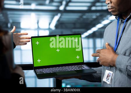 Modell-Laptop, der von Computerwissenschaftlern im Rechenzentrum verwendet wird, um die Gerätediagnose zu überprüfen. Nahaufnahme eines Chroma Key Notebooks, das von IT-Experten im Team verwendet wird, die die Konfiguration des Serverraums anpassen Stockfoto