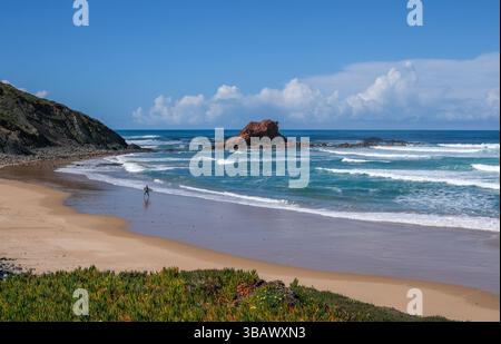 28.02.2025, Portugal, Algarve, Vila do Bisbo - Strand Ponta Ruiva. Praia da Ponta Ruiva, wunderschöner abgeschiedener Sandstrand an der Westküste in der Nähe der Villa Do Stockfoto