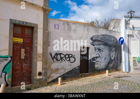 01.03.2025, Portugal, Algarve, Lagos - Wohngebäude im historischen Zentrum von Lagos. Street Art, Wandmalerei, großformatiges Porträt FISHERM Stockfoto