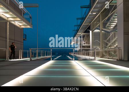 Moderne architektonische Strukturen mit Nachtbeleuchtung in Santander, Spanien Stockfoto