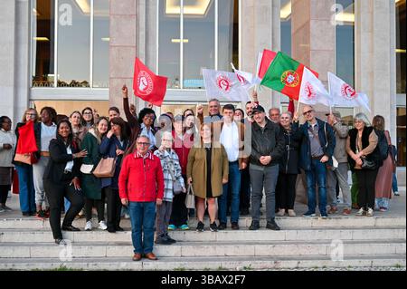 Lissabon, Portugal. 13/05/2025. Die portugiesische Sozialistische Partei PS hält vor den Parlamentswahlen am 18. Mai eine Wahlkampfkundgebung in der Aula Magna in Lissabon ab. Die Veranstaltung hält eine Rede von Pedro Nuno Santos, Generalsekretär der Sozialistischen Partei und führender Kandidat für das Amt des Premierministers. Die Unterstützer kommen zusammen, um die politische Botschaft der Partei und die Wahlkampfvorschläge zu hören. Quelle: Ricardo Rocha/Alamy Live News Stockfoto