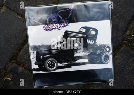 Lemberg, Ukraine - 13. Mai 2025: Ein Foto, das das legendäre Album „Pump“ von Aerosmith aus dem Jahr 1989 zeigt. Stockfoto