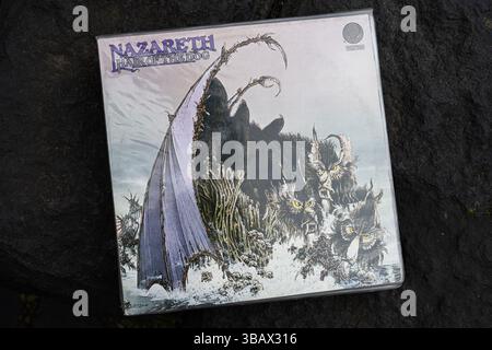 Lviv, Ukraine - 13. Mai 2025: Künstlerisches Cover von Nazareth legendärem Hair of the Dog aus dem Jahr 1975 vor schaukelnder Kulisse. Stockfoto