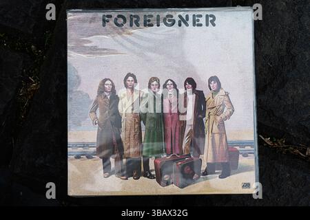 Lviv, Ukraine - 13. Mai 2025: Vintage-Debütalbum aus dem Jahr 1977, das den klassischen Rock-Stil hervorhebt Stockfoto